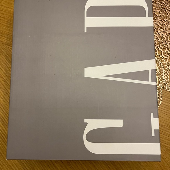 New in box, never worn, Gap clogs 8 - Picture 2 of 5